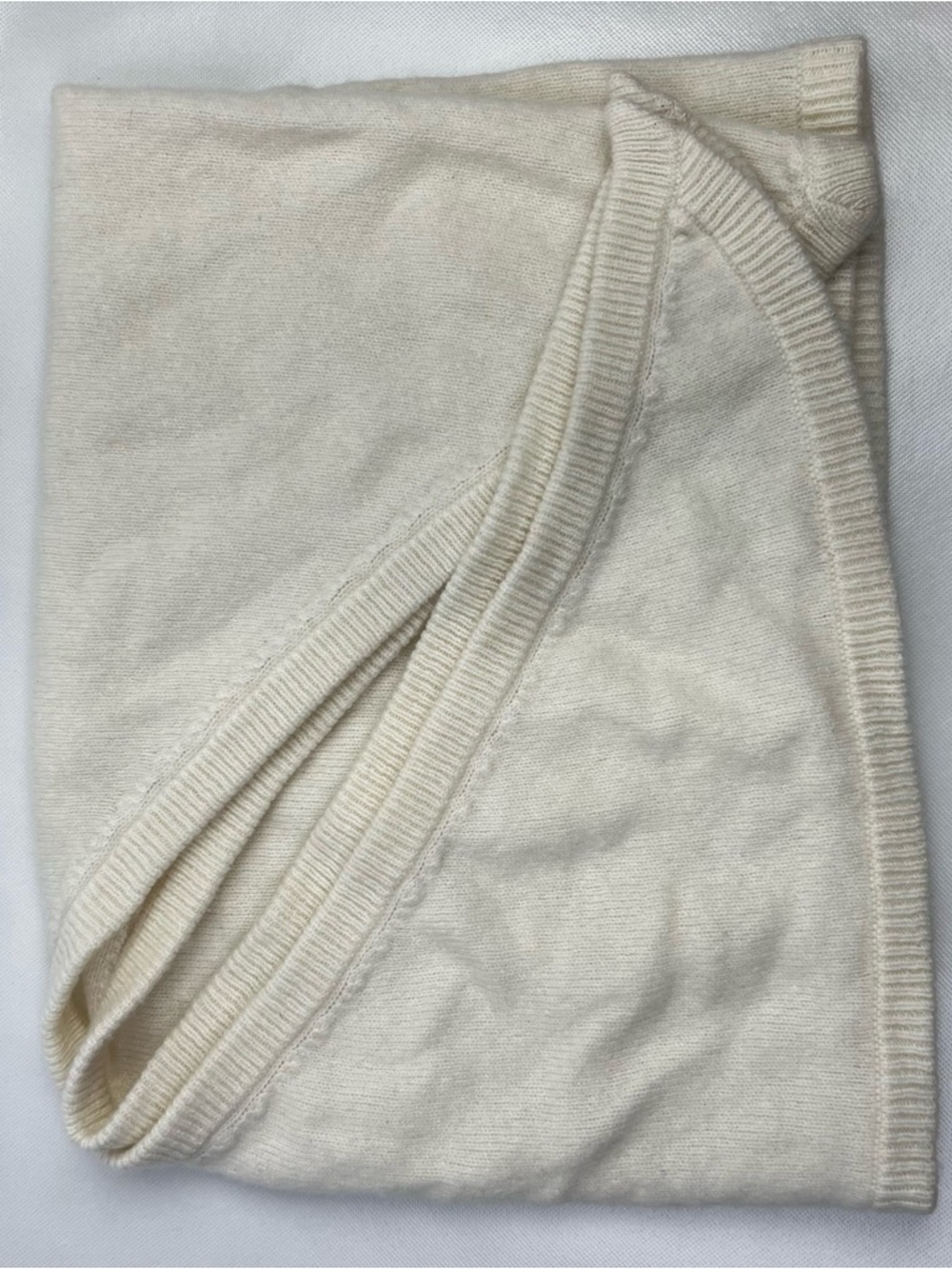 Aritzia 100% Cashmere Key Triangle Knit Scarf with Fringed Edge - Picture 5 of 10